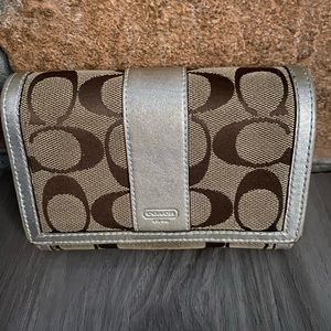 Coach Wallet Khaki Signature Fabric Gold Leather Trim Bi-Fold Zipped Many Slots